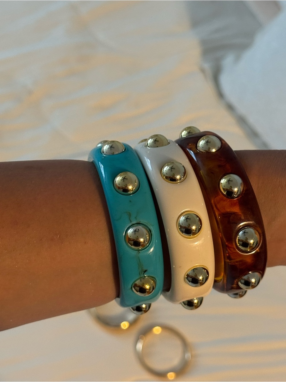 3 Stackable Studded Resin Bangle Bracelet Set - Turquoise, White, Brown NWOT - Picture 4 of 8